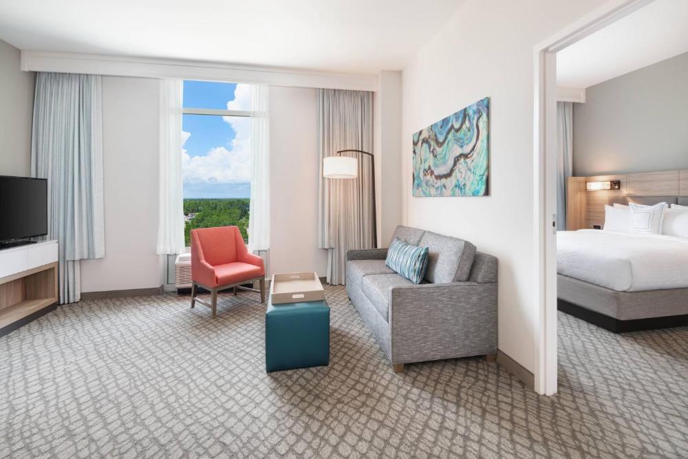 1 Bedroom 2 room Suite, 1 King, Sofa bed, Inland view interior